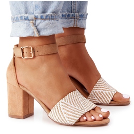 EVE Ljusbruna smekmånadssandaler med flätad på en bar beige