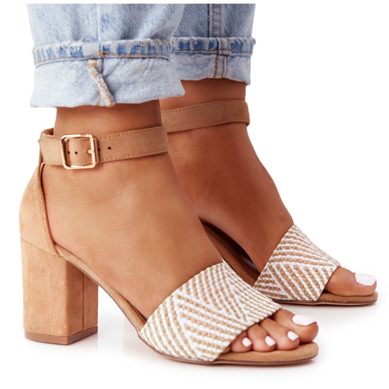 EVE Ljusbruna smekmånadssandaler med flätad på en bar beige