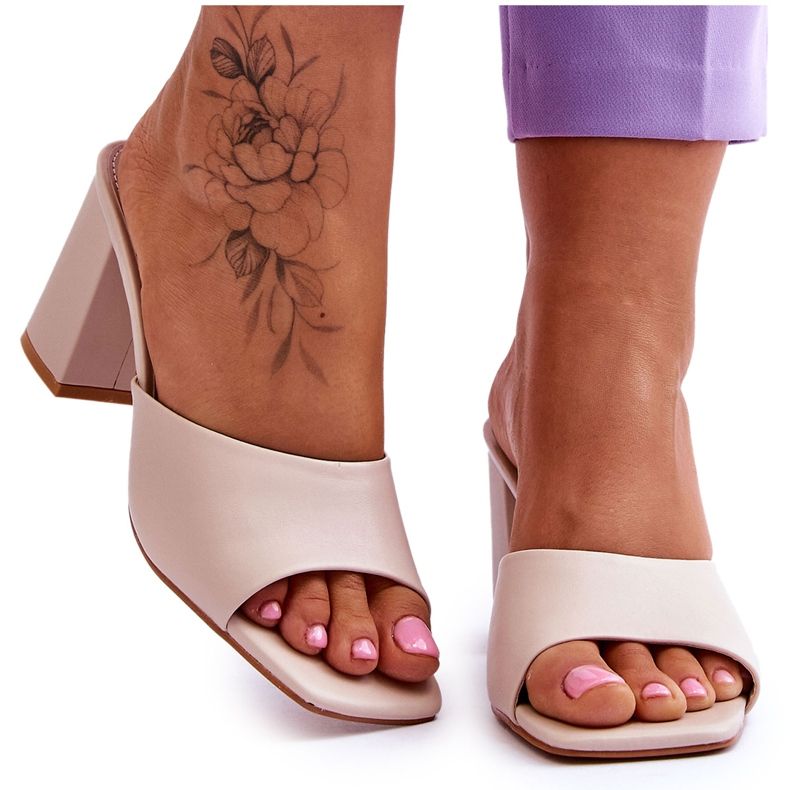 Klassiska tofflor i läder för kvinnor Beige Loara