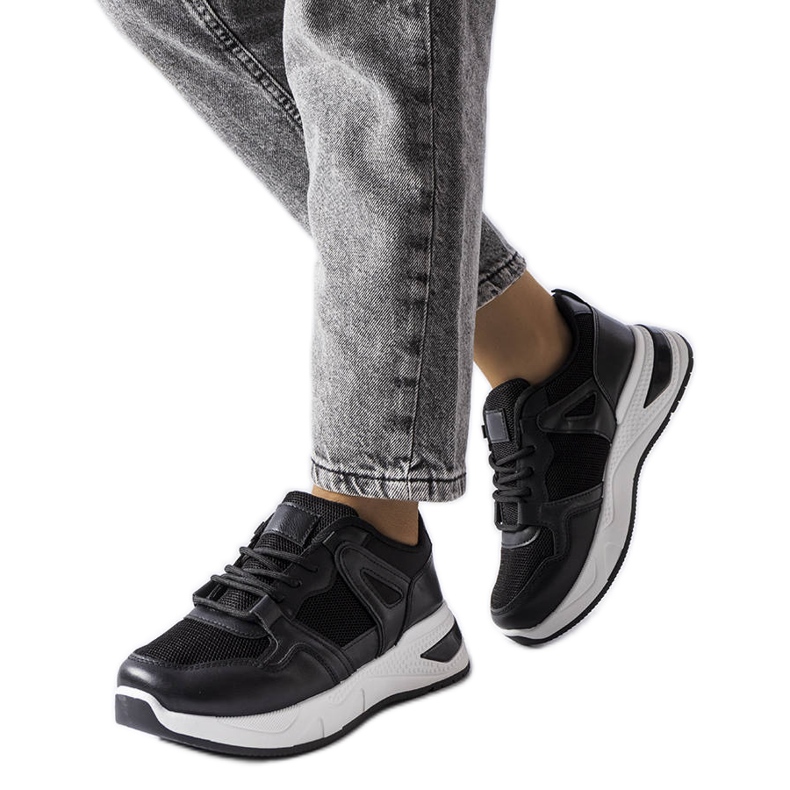 Svarta sneakers av kombinerade material från Caya