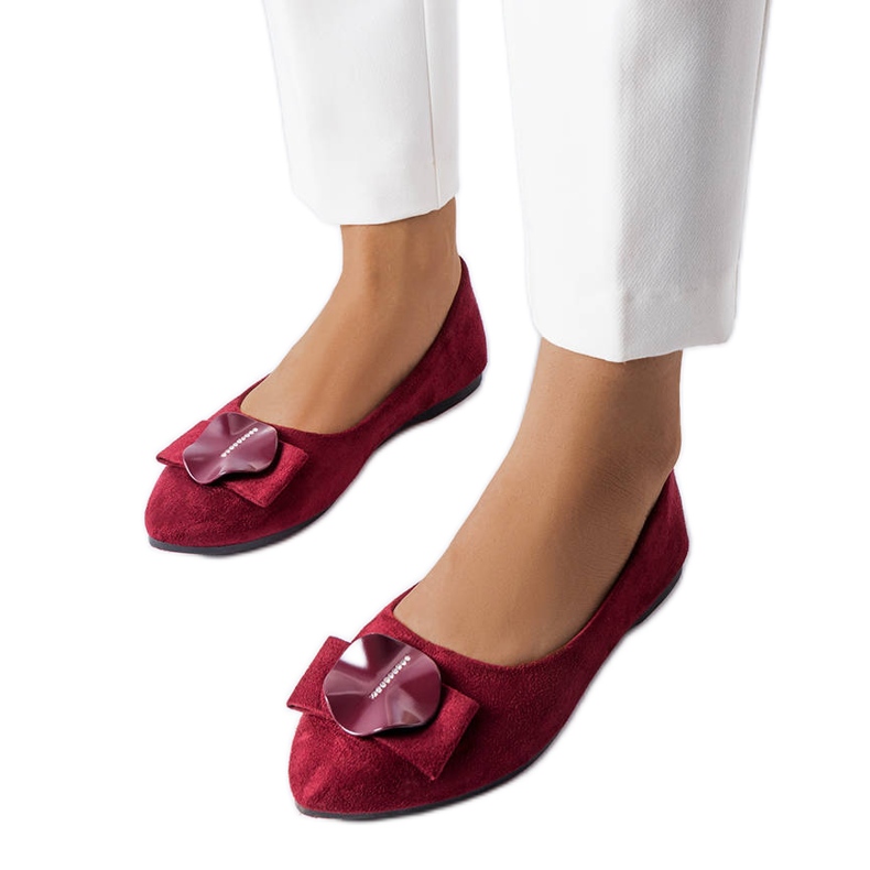 Vinröda ballerinor dekorerade med Rémy-rhinestones