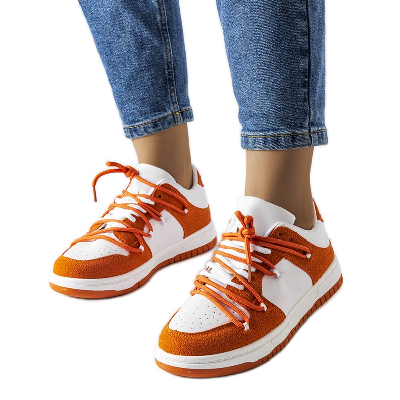 Orange sneakers med kombinerade material från Hila vit
