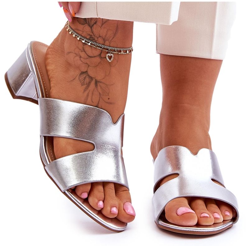 Klassiska Miley-lädertofflor med låg klack i silver silver-