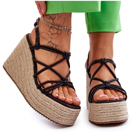 Fashionabla kilsandaler med flätad svart Nessia