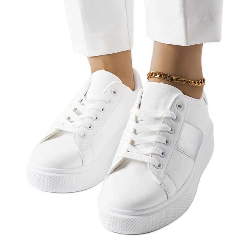 Vita sneakers med silverrand från Aurélie