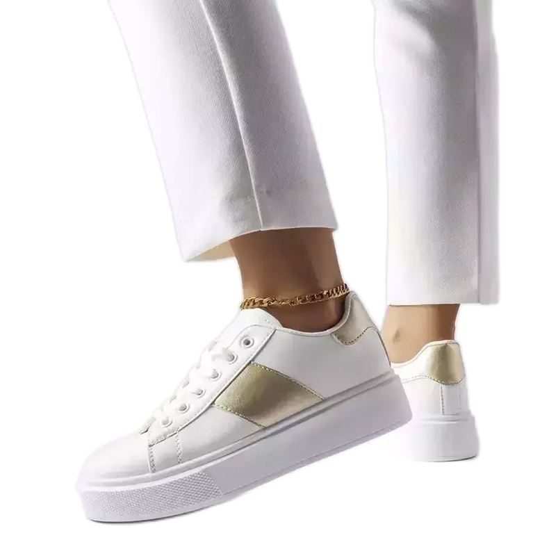 Vita sneakers med guldrand från Aurélie