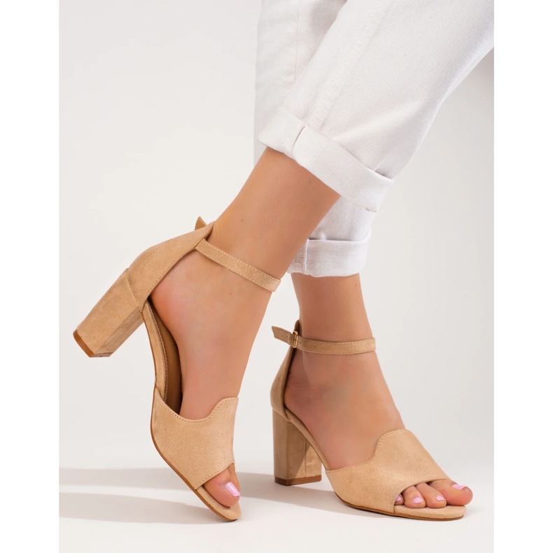 Beige damsandaler på stolpen av W. Potocki