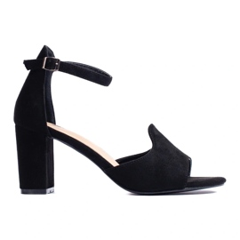 Svarta damsandaler på stolpen av W. Potocki