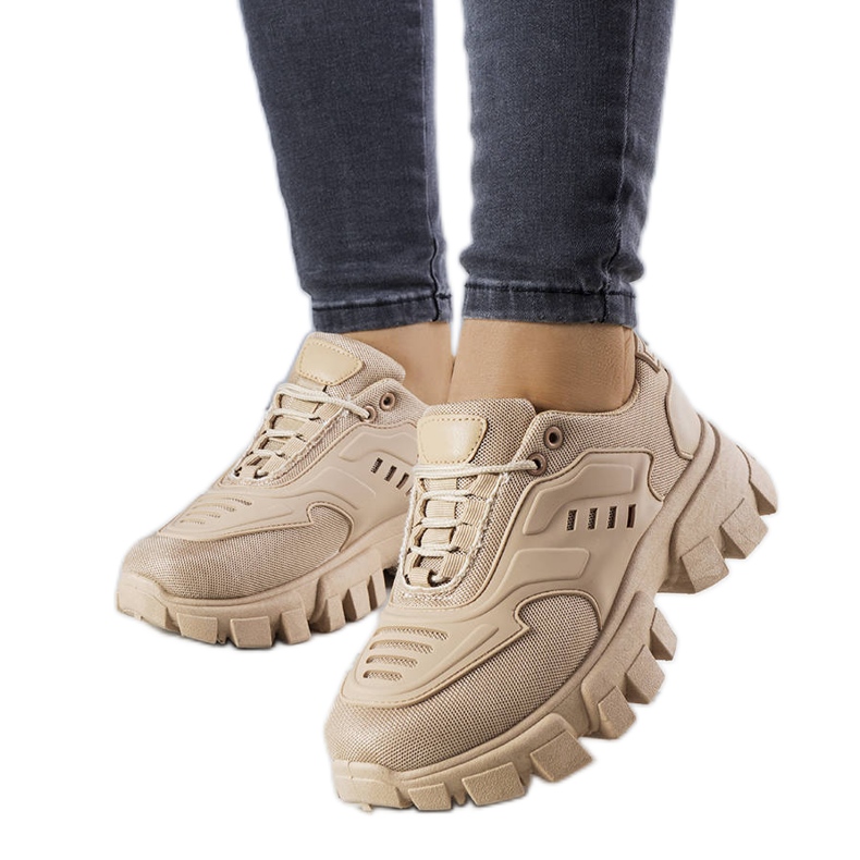 Bruna sneakers med massiv sula från Inez