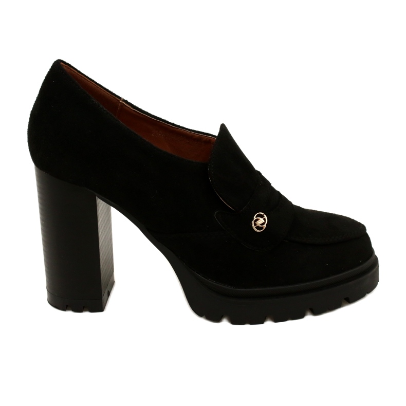 Evento Fashionabla mockasiner på plattformen och svart bar