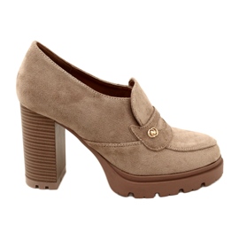 Evento Fashionabla mockasiner på plattformen och beige bar