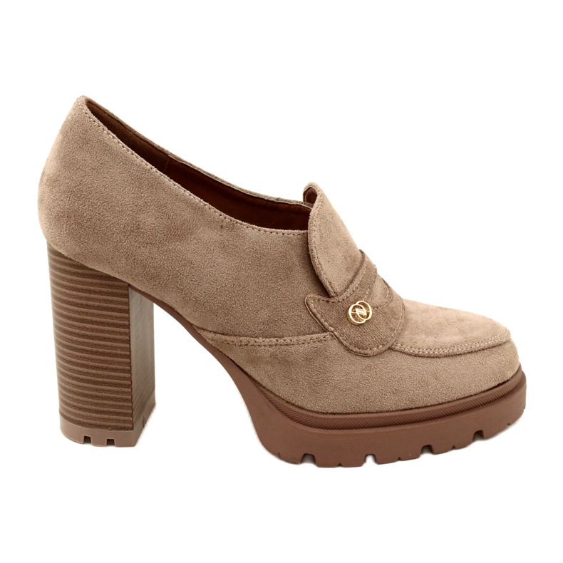 Evento Fashionabla mockasiner på plattformen och beige bar