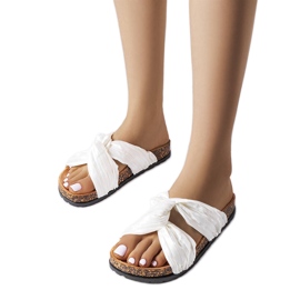 Vita tofflor dekorerade med Fresne-tyg