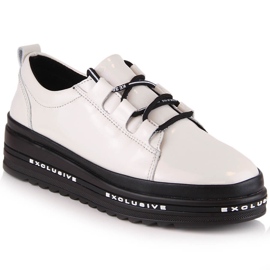 Läderlackerade bekväma skor på den beige plattformen S.Barski LR29592