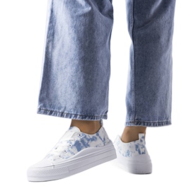 Vita sneakers med blå accent från Blais