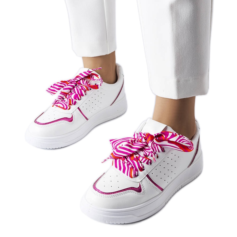 Vita sneakers bundna med Pryor-band
