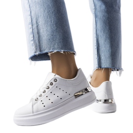 Vita sneakers med färgad Chalut-perforering