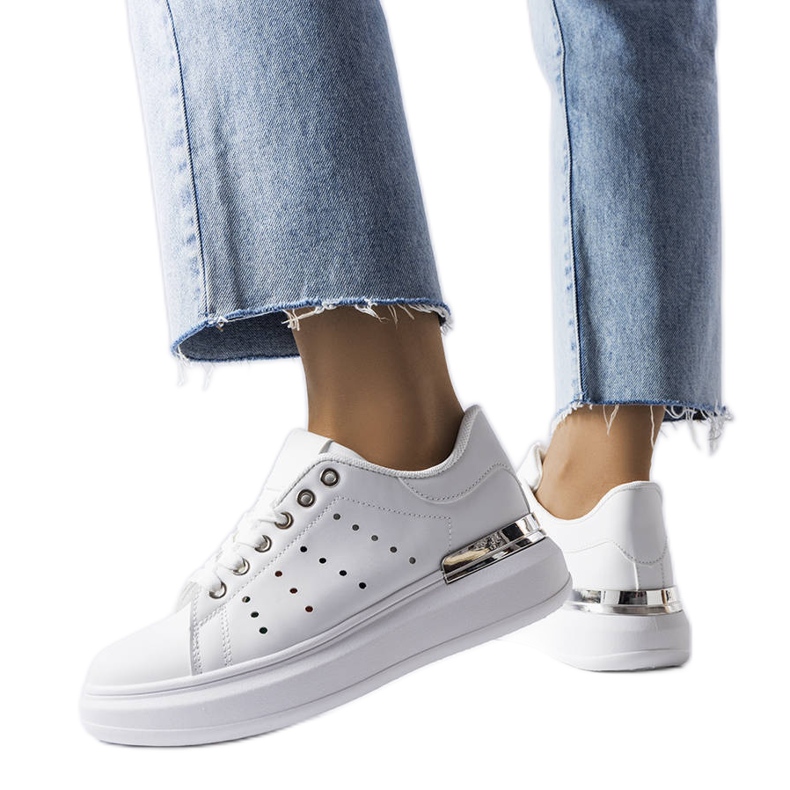 Vita sneakers med färgad Chalut-perforering