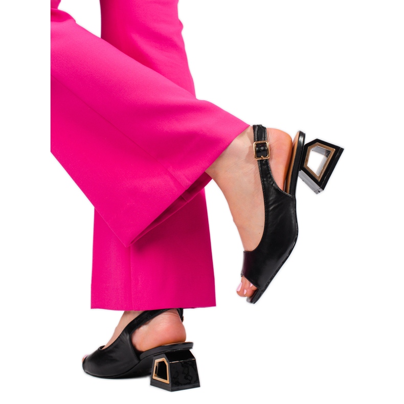 Svarta sandaler med låg dekorativ klack från Vinceza