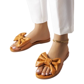 Bruna eleganta sandaler med rosett från Garnier