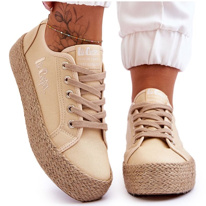 Fashionabla flätade sneakers Lee Cooper LCW-23-31-1795L Beige