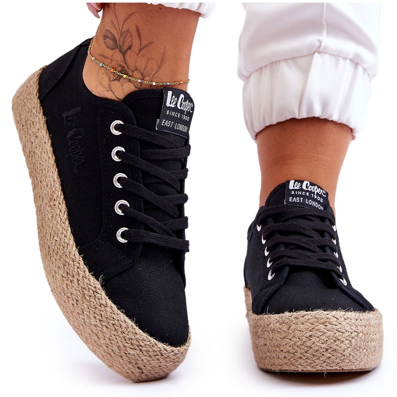 Fashionabla flätade sneakers Lee Cooper LCW-23-31-1797L Svart