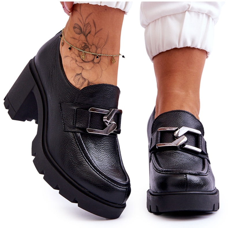 Lemar Eleganta Brogues På En Klack Med Svart Harmell Dekoration