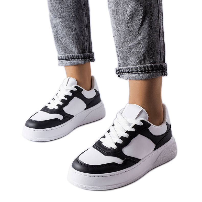 Svarta och vita stövlar med tjockare sula från Baron