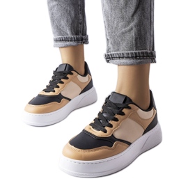 Svarta och beiga stövlar med tjockare sula från Baron beige