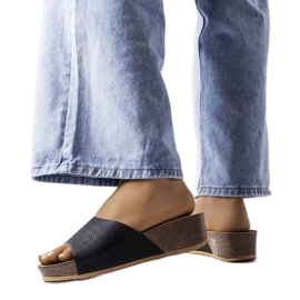 Svarta genombrutna wedge sliders från Bourque