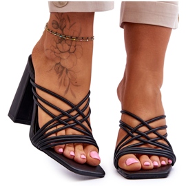 Högklackade sandaler med remmar Svart Beckie