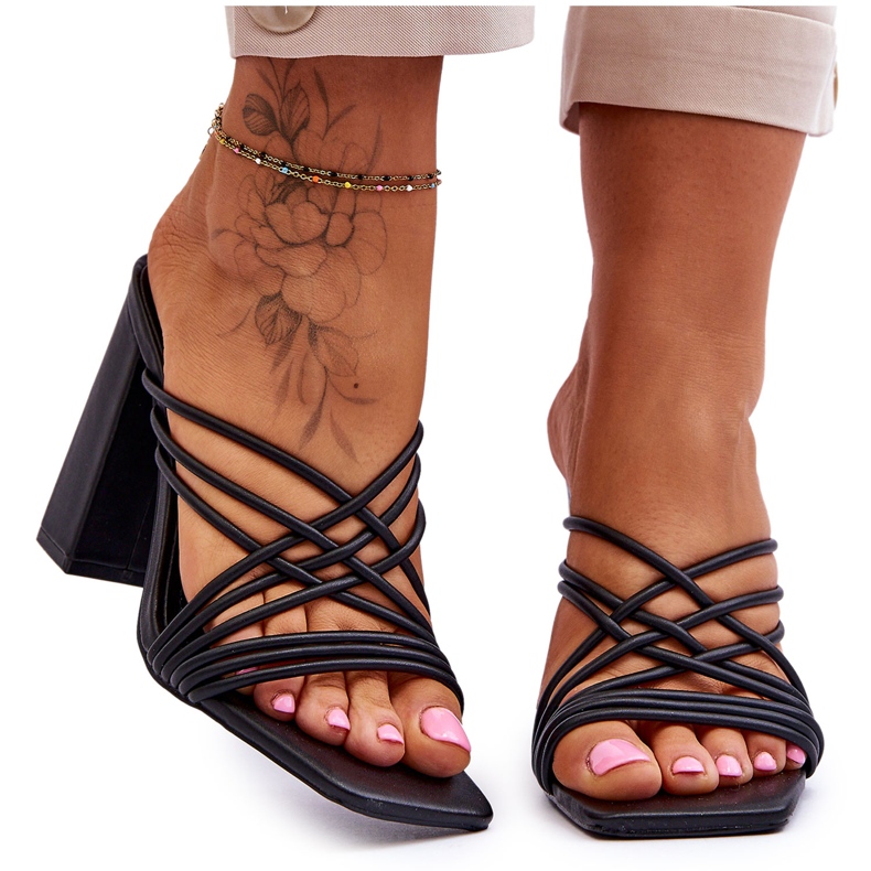 Högklackade sandaler med remmar Svart Beckie