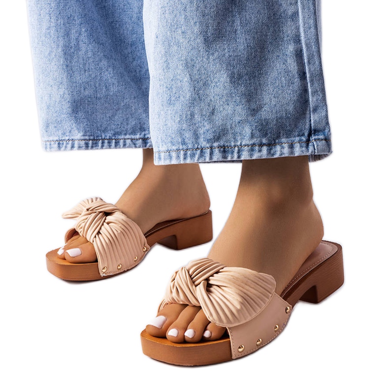 Beige rutschbanor med låg klack från Rochefort