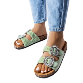 Gröna rutschbanor dekorerade med Racine-rhinestones