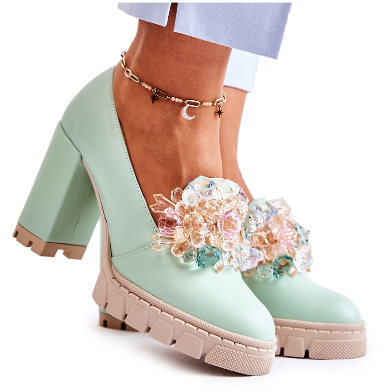 Inna Kvinnors pumpar med en smidig grön prydnad