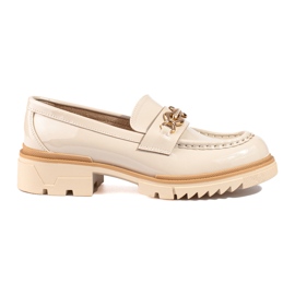 Patentbeige brogues med en gyllene Shelovet-utsmyckning