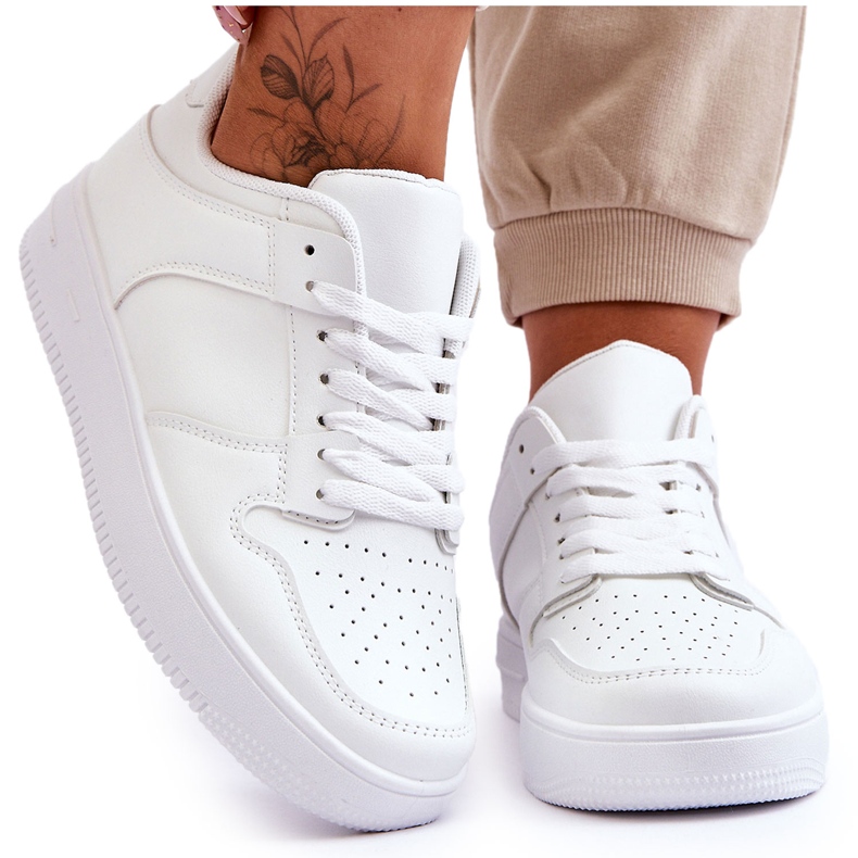 Klassiska Sportskor På Vit Larena Plattform