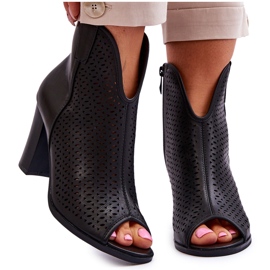 BM Genombrutna stövlar På En Klack Svart Florina