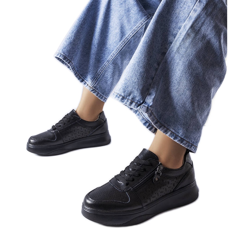 Svarta läderskor dekorerade med Jezzi-dragkedja