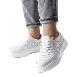 Vita läderskor dekorerade med Jezzi-dragkedja