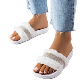 Vita pälsrutschbanor med zirkoner från Carrito