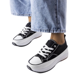 Svarta sportsneakers på McKeylor-plattformen