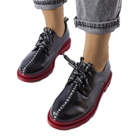 Svarta brogues med kontrastsula från Hanifan