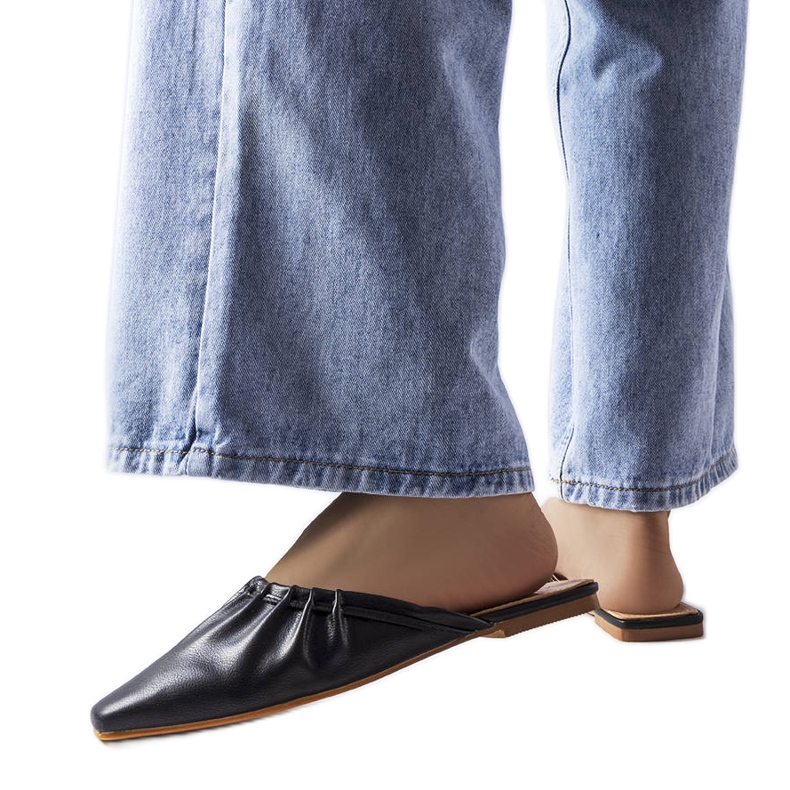 Svarta sandaler med volang från Aasiaat