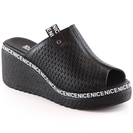 Genombrutna sandaler i läder svart Artiker 50C0523