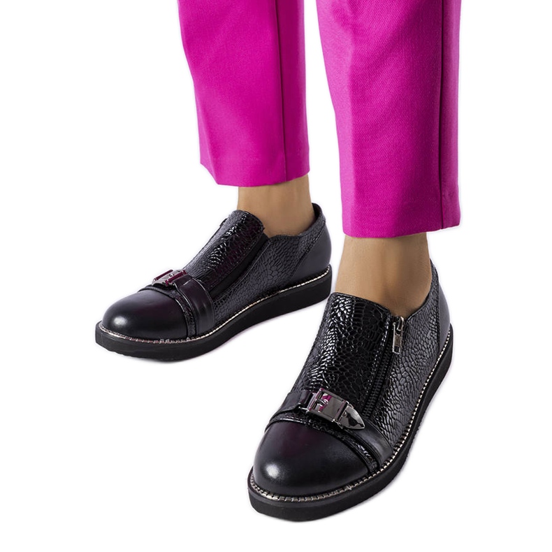 Svarta präglade skor från Hugues