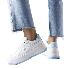Vita och blåa sneakers på Lepage-plattformen