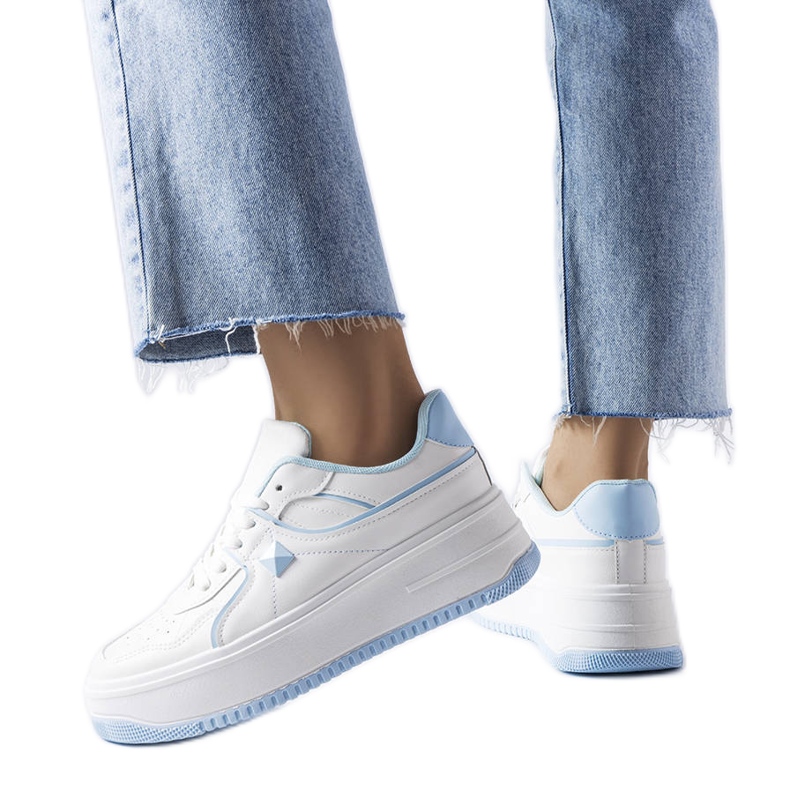 Vita och blåa sneakers på Lepage-plattformen