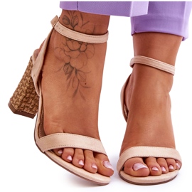 Mockasandaler På En Flätad Beige Selila-klack