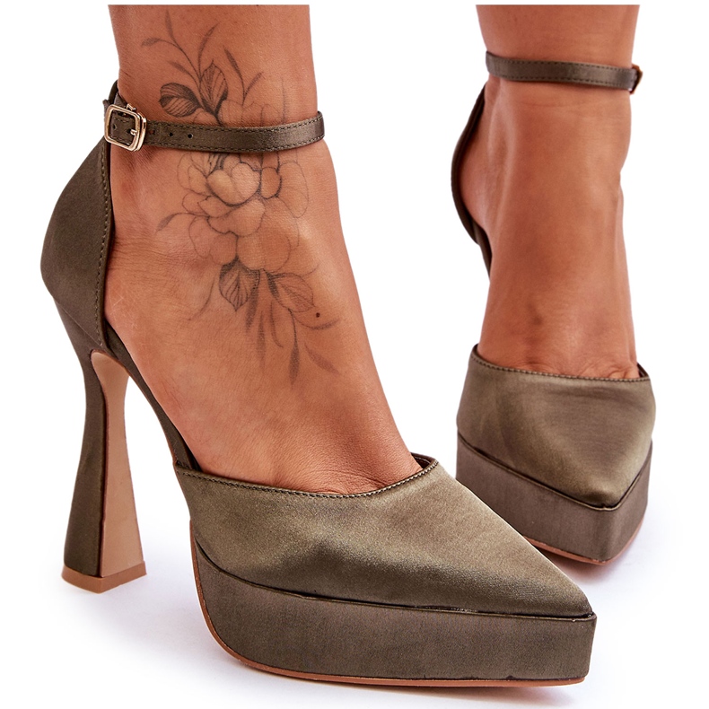 Fashionabla pumpar på en bred hög klack mörkgrön galenskap